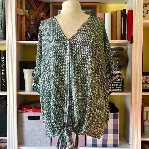 NWT Max Studio Women’s plus size crepe tie front blouse. Size 1 X - Picture 1 of 11